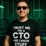Une image de CTO dans un environnement à la MATRIX avec un t-shirt "Trust me, I'm a CTO and I know Stuff"